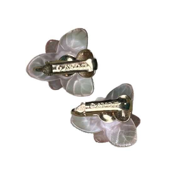 VTG AVON 60s Lucite Flower Clip on Earrings w/ Faux Pearl - Picture 2 of 4